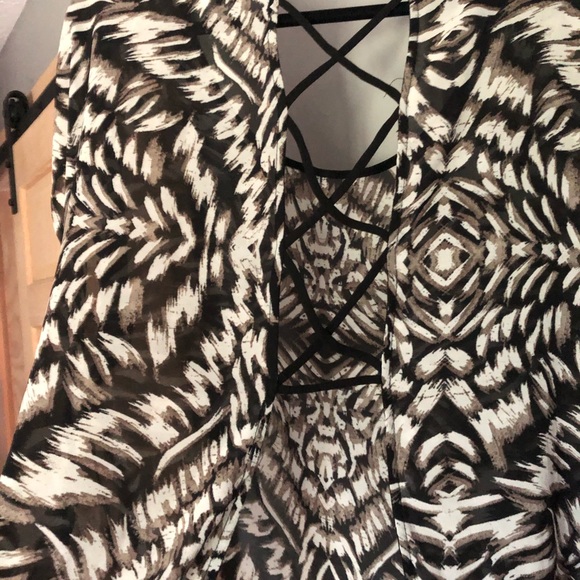 Torrid size 0 sheer blouse w cut out back - Picture 4 of 4